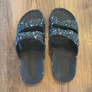 Freedom Moses Black and White Speckled Slides